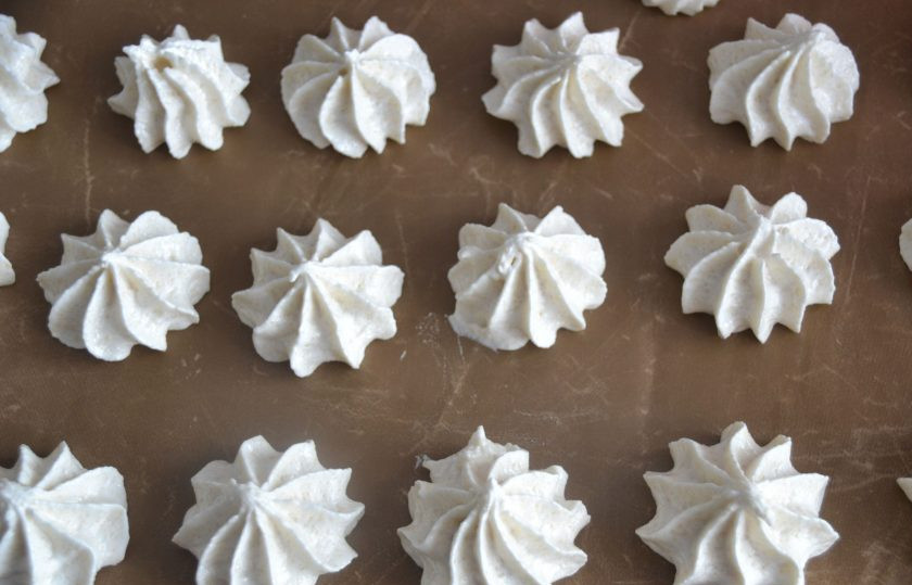 1. Этап. Миндальное безе: Переложите белковую массу в кондитерский мешок и отсадите безе на пергамент. Выпекайте безе в духовке при температуре 120 градусов 1 час.