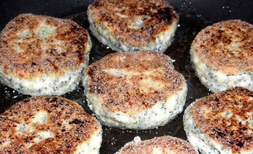 1. Этап. Маковые сырники: 4. На сливочном масле обжарим с двух сторон на небольшом огне под крышкой до румяности. Жарим под крышкой, чтобы манка немного разбухла и не хрустела на зубах.