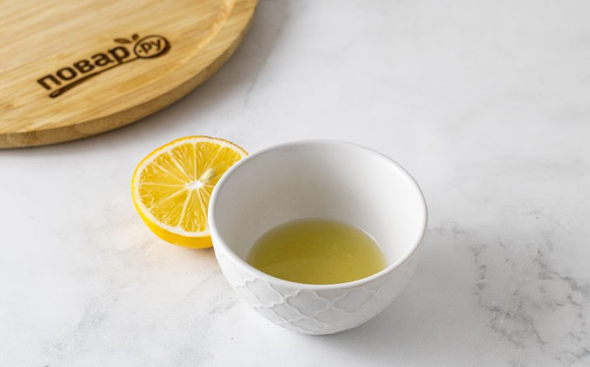 1. Этап. Лимонад из фейхоа: Из лимона выжмите сок.