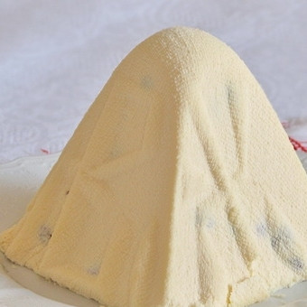 1. Этап. Пасха из молока: Она удивительно мягкая, нежная, душистая - при том, что мы не добавляли в нее никаких ароматизаторов, эта маленькая пирамидка сладко пахнет детством... Можно добавить в нее орехи, сухофрукты или цукаты - возможно, с ними пасха станет еще вкуснее. Но мне так не кажется, почему-то:). Христос Воскрес!