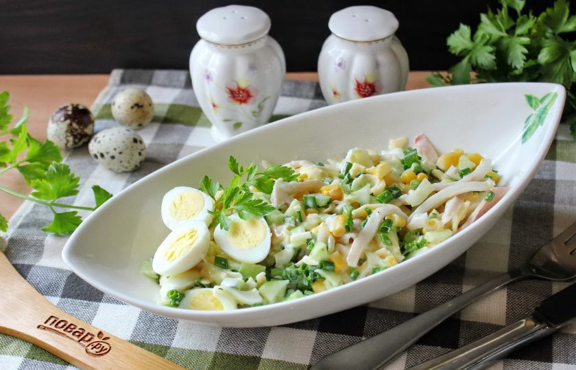 1. Этап. Салат с кальмарами и перепелиными яйцами: Салат с кальмарами и перепелиными яйцами готов. Подавайте на закуску.