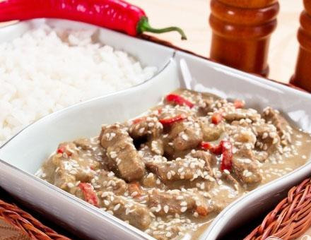 1. Этап. Говядина, тушенная в кокосовом молоке: 6. После того, как блюдо будет готово, перекладываем его на тарелку и посыпаем кунжутом.