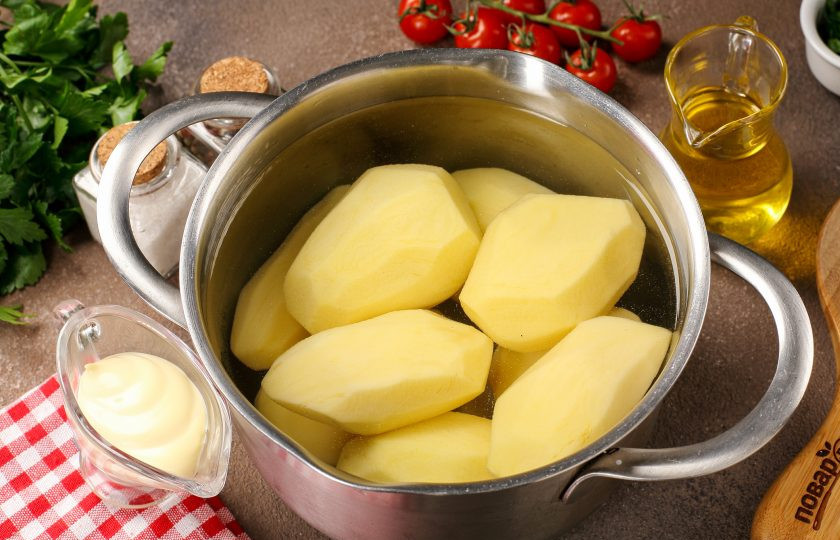 1. Этап. Картофель по-студенчески: Подготовьте все ингредиенты. Для блюда понадобится 800 грамм уже очищенного картофеля.