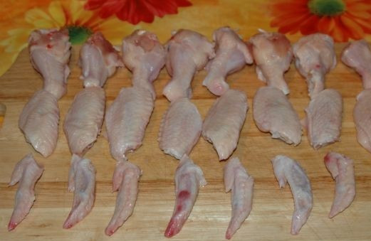 1. Этап. Куриные крылышки в сметане: 1. Куриные крышки необходимо вымыть и просушить. При желании и можно разрезать на 2-3 части.