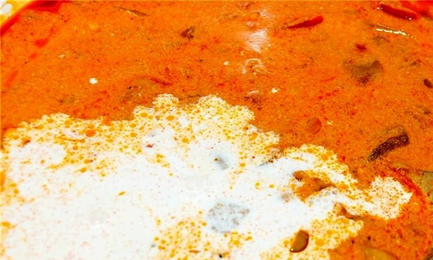 1. Этап. Чирке-паприкаш: А в оставшийся овощной соус вводим сливки.