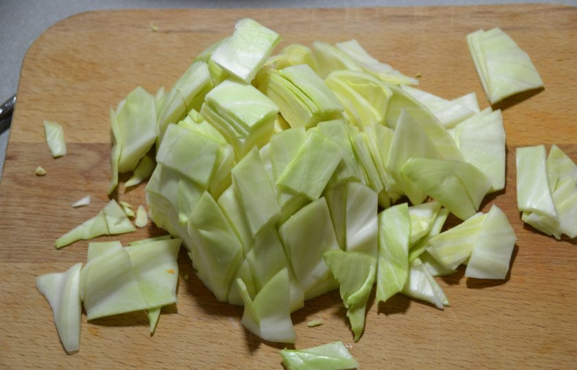 1. Этап. Думляма: Порежьте капусту не очень мелко.