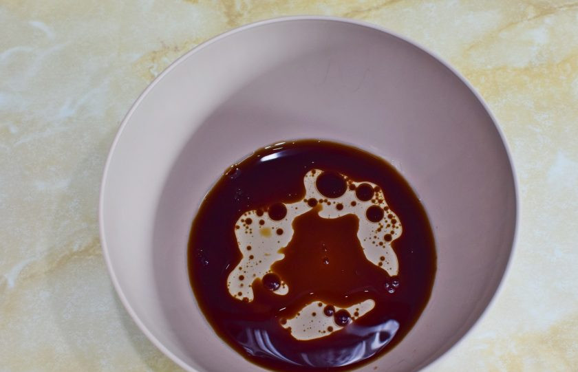 1. Этап. Курица с айвой и черносливом: Для маринада налейте в чашу соевый соус и растительное масло.