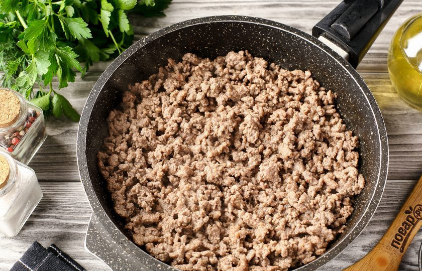 1. Этап. Жареная слоёная самса с мясом: Периодически помешивая, готовьте фарш до испарения жидкости.