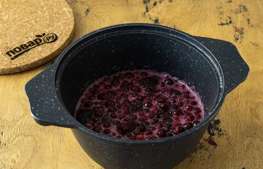 1. Этап. Варенье из замороженных ягод: Переложите разложенные ягоды с сахаром в кастрюлю. Доведите до кипения на медленном огне и варите 10 минут.