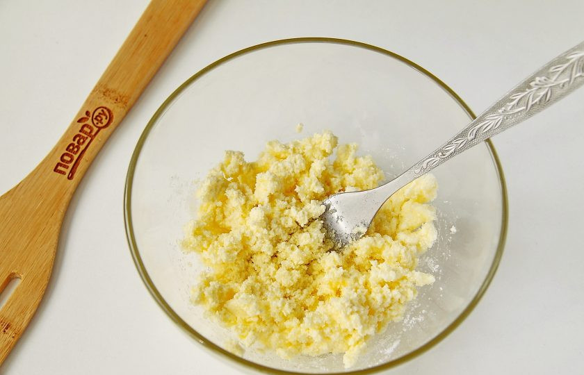 1. Этап. Печенье Снежок: Разомните ингредиенты вилкой или взбейте миксером.