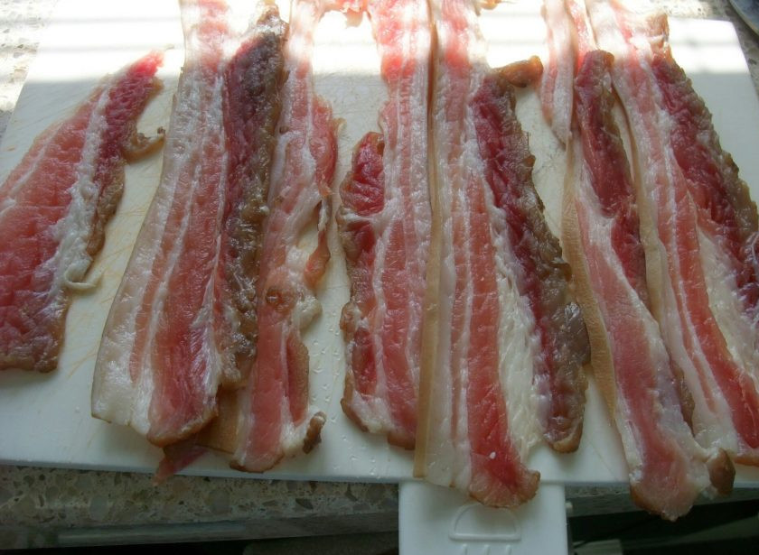 1. Этап. Засолка сала в рассоле: 5. Если сало уже достаточно провело время в рассоле, достаньте его и хорошенько вытрите салфетками. Можно нарезать его кусочками и использовать сразу или убрать на хранение в холодильник.