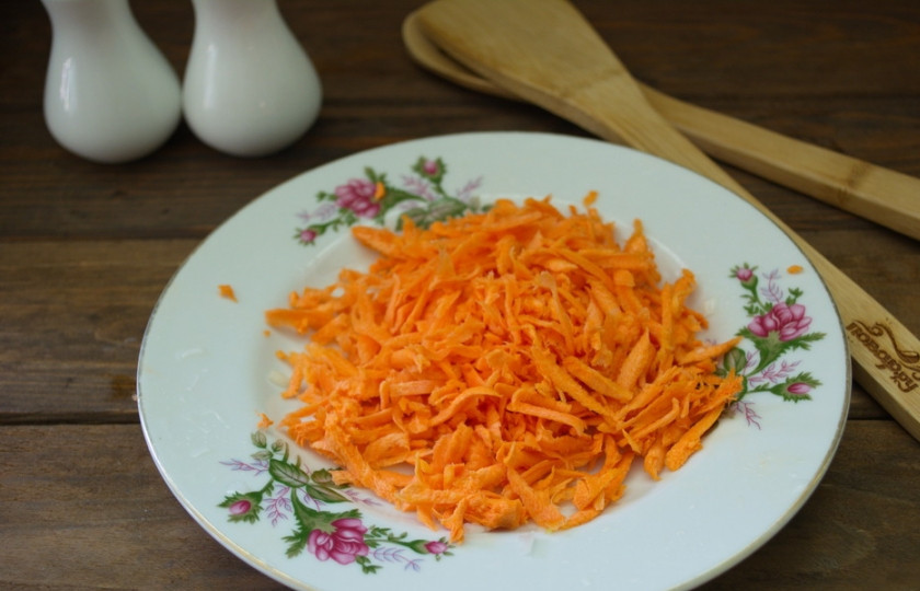 1. Этап. Рагу из кабачков и капусты: Натрите на терке морковь.