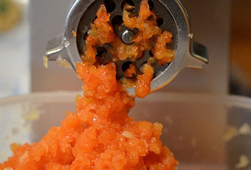 1. Этап. Бурум с курицей: 1. Сделаем аджику. Все ингредиенты для нее пропустите через мясорубку.