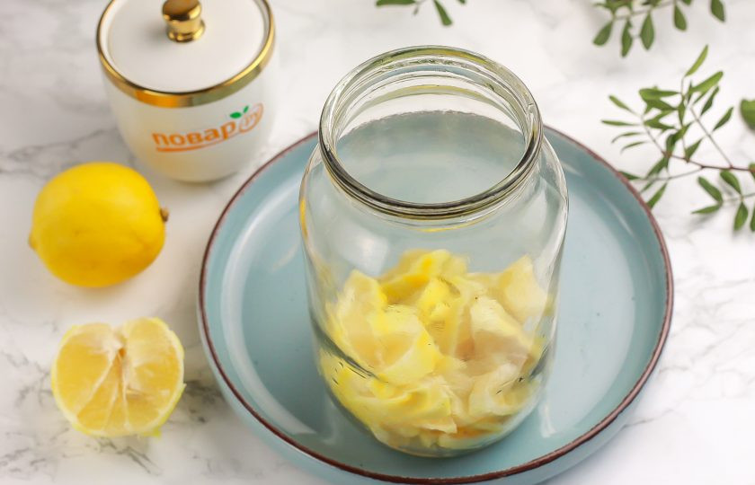 1. Этап. Настойка лимонная Скороспелая: Далее прокатайте плоды на столе, слегка наждимая на них, чтобы выделился сок. Разрежьте на четвертинки, сливая сок в банку. Удалите из плодов косточки и нарежьте ломтиками. Добавьте нарезку в банку вместе с цедрой.