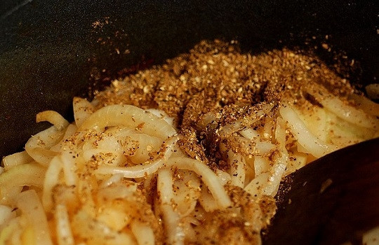 1. Этап. Плов узбекский: 8. Всыпьте специи по вкусу. Мне нравится вариант перец, кориандр и тмин.