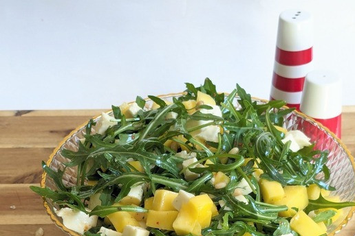 1. Этап. Салат с моцареллой, манго и руколой: Перед употреблением перемешать.