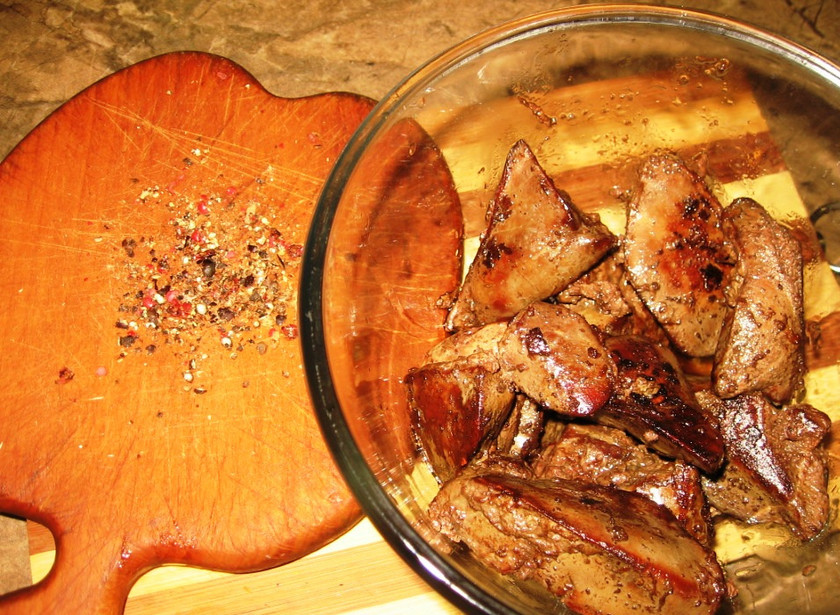 1. Этап. Паштет из печени индейки: 2. Обжариваем ее на растительном масле. Если хотите сделать блюдо более диетическим и с наименьшим содержанием жира, то просто отварите печень.