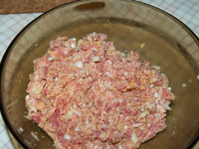 1. Этап. Фрикадельки на пару: 1. Смешаем измельченный лук с фаршем и яйцом. Затем добавим манку, еще раз перемешаем. Затем добавим специи, перемешаем в третий раз. Формируем фрикадельки.