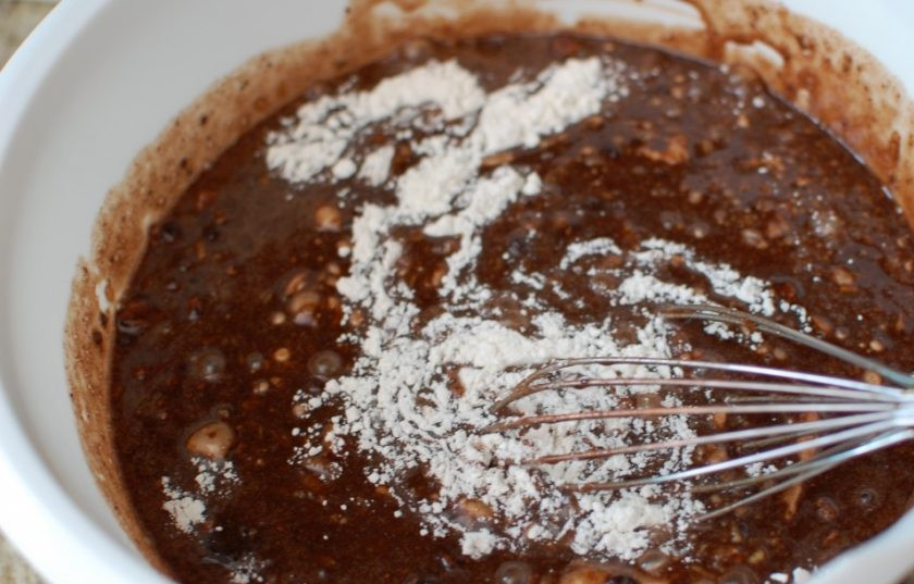 1. Этап. Шоколадный пирог с тыквой и орехами: 4. Добавьте шоколадно-яичную смесь к мучной, перемешайте.
