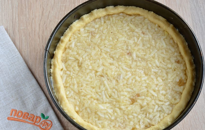 1. Этап. Берлинский яблочный пирог: 6. Форму застелите пергаментом. Тесто распределите так, чтобы получилась основа и высокие бортики. Выложите яблочную начинку, разровняйте. Отправьте пирог в горячую духовку (180 градусов) и выпекайте 45 минут.