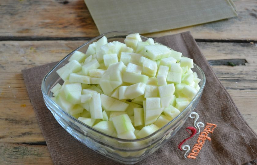 1. Этап. Овощная лазанья: Очистите кабачок от кожуры и порежьте мелкими кубиками, слегка присолите.