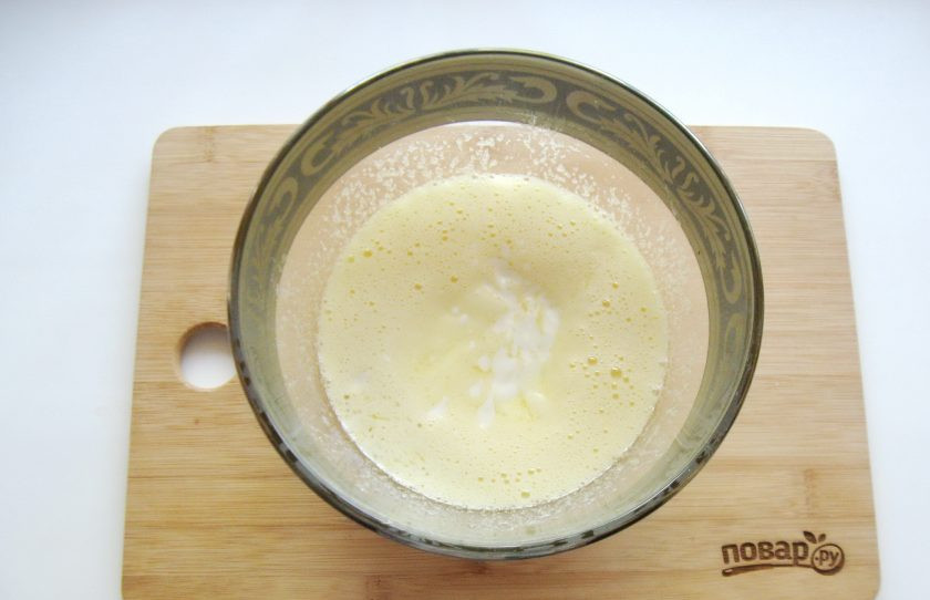 1. Этап. Лимонный кекс на кефире: Добавьте кефир и растопленное сливочное масло.