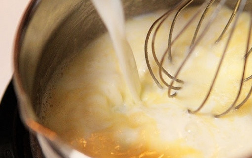 1. Этап. Запеканка из макарон с сыром в духовке: 4. Тоненькой струйкой вливайте молоко, продолжая помешивать. В рецепте приготовления запеканки из макарон с сыром в духовке можно использовать специи: мускатный орех, куркуму, паприку, прованские травы.