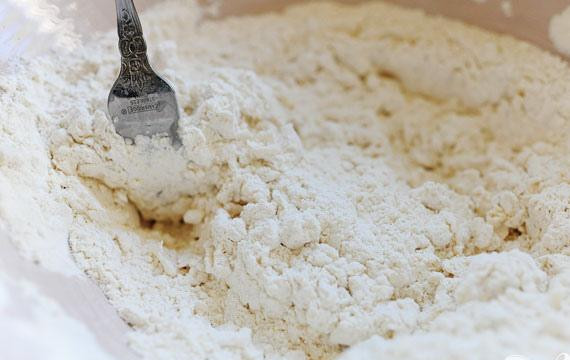 1. Этап. Хлеб индийский: 1. Перемешать вместе муку, разрыхлитель и соль в миске. Постепенно влить молоко, помешивая вилкой.