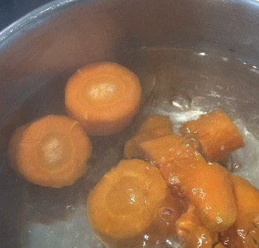 1. Этап. Паштет из индюшачьей печени: Я про паштеты уже рассказывал. Но этот будет, как говаривала госпожа Молоховец, приготовлен «… другим манером…» Во-первых, все от начала и до финиша будет готовится в одной кастрюле. Это удобно. Не мыть потом много посуды. А, во-вторых, в этом паштете не будет никаких пережарок. Что, например, для меня весьма привлекательно. Печени, повторюсь, индюшачьей, у меня было пятьсот граммов. Это я к тому, что все продукты брались именно в пропорции к этому количеству печени. Морковка. Двести граммов. Уже очищенной. Нарезал вот такими кольцами и поставил варить. Варил, после закипания, десять минут. Бросил лаврушки листик и чайную «с верхом» ложку соли. А сахара, наоборот чайную, но «без верха». Количество воды? Совершенно не критично. Я налил в кастрюлю литра два.