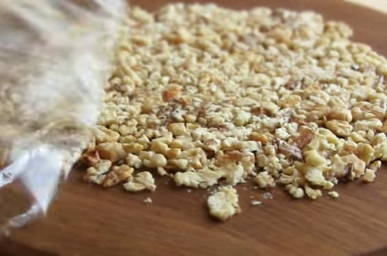 1. Этап. Торт Муравейник из детства: 6. Скалкой подробите грецкий орех и добавьте в тесто.