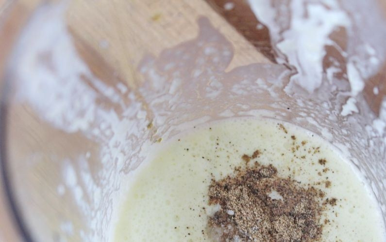 1. Этап. Соус к греческому салату: Добавьте в соус молотый перец и соль по вкусу. Тщательно все перемешайте, выложив нарезанный кубиками огурец. Поставьте готовый соус в холодильник на несколько часов.