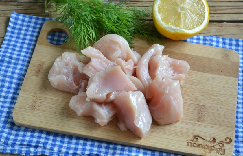 1. Этап. Куриная грудка в соусе на сковороде: Куриное филе порежьте на небольшие кусочки.