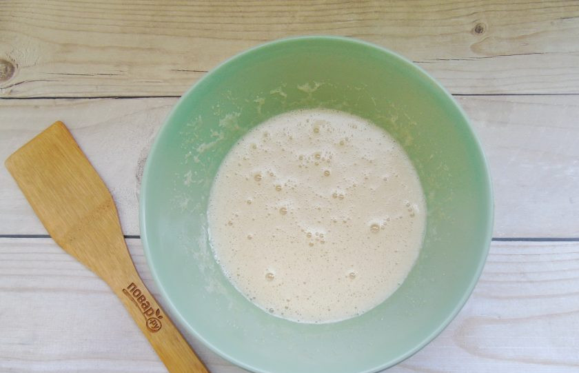 1. Этап. Пирог с тыквой и курагой: Взбейте венчиком или миксером яйца с сахаром.