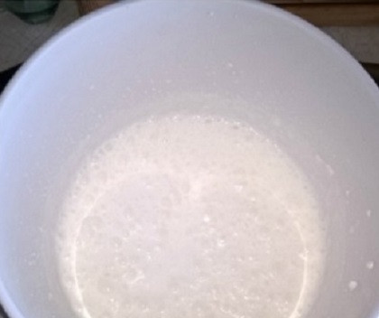 1. Этап. Натуральное мороженое: В процессе взбивания добавляем сахар.