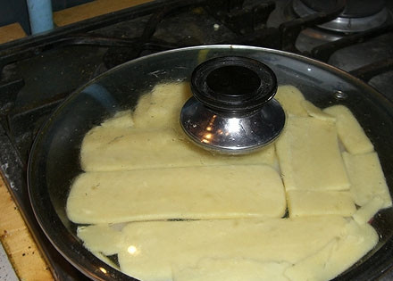 1. Этап. Сулугуни, жаренный на кеци: Запекайте блюдо на медленном огне под крышкой в течение 15 минут.