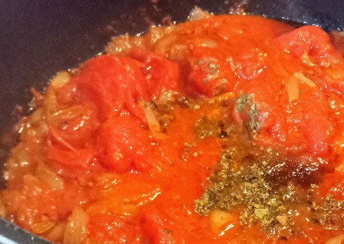 1. Этап. Таматар ки сабзи. Томатное карри: Добавьте соль, кориандр, сахар, куркуму и. воду. Томите на очень медленном огне - только отдельные пузырьки появляются на поверхности - 10 минут.