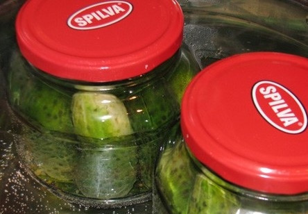 1. Этап. Маринованные огурцы сладкие: Закройте банки крышками и прокипятите 7 минут.