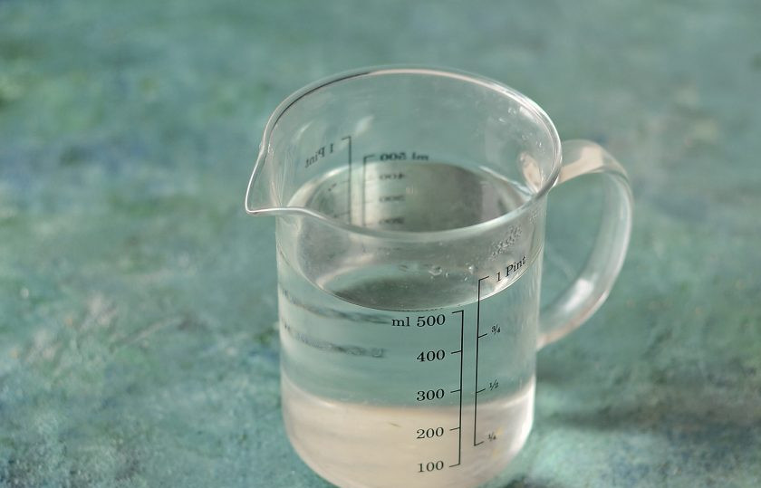 1. Этап. Турша из баклажанов: Для рассола смешайте соль и воду до полного растворения.