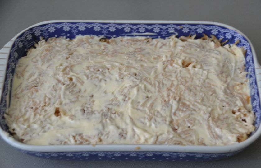 1. Этап. Салат из печени с яблоком: Нанесите слой майонеза.