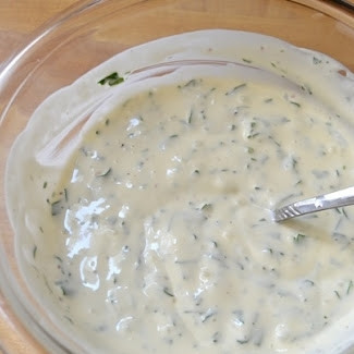 1. Этап. Овощной салат с макаронами: Добавляем зелень в заправку, перемешиваем. Заправка готова.