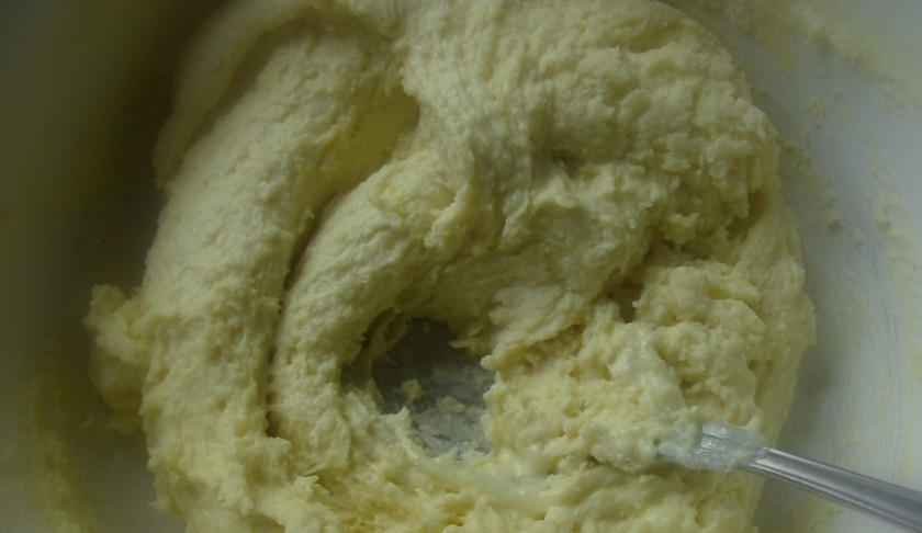 1. Этап. Творожно банановый кекс: 2. Дальше постепенно вводим в тесто молоко, разрыхлитель, масло и (в самом конце) муку и бананы, которые предварительно надо перетереть в пюре. Вымешаем однородное тесто.