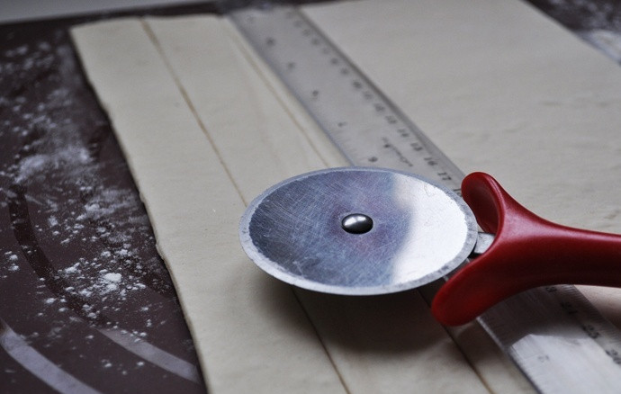 1. Этап. Слоеные трубочки: Теперь нарезаем прямоугольники на полоски шириной около 2,5 см.