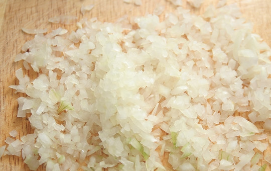 1. Этап. Томатный суп-пюре для похудения: Репчатый лук чистим и мелко нарезаем.