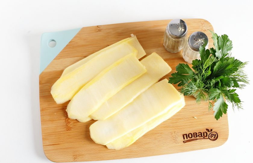 1. Этап. Рулетики из кабачков с морковью и сыром: Кабачки тонко нарежьте вдоль, толщиной около 2-3 мм. Если кабачок молодой, то шкурку можно не снимать.