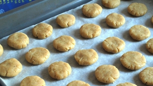 1. Этап. Грушевые печенья: Далее сформируйте печенья среднего размера, выложите их на противень, застланный бумагой для выпечки и слегка смазанный растительным маслом. Печенья можно формировать при помощи пекарского мешка. Я отлично справилась и без него.