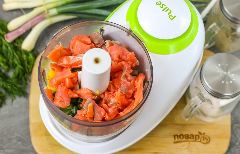 1. Этап. Паштет из красной рыбы: Слабосоленую красную рыбу любого вида нарежьте кусочками и выложите к остальным нарезкам. Если у вас в наличии свежая рыба, то сначала потушите ее в небольшом количестве воды, а затем разберите руками на части, удаляя косточки.