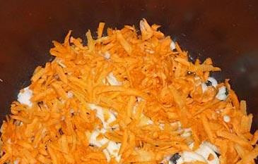 1. Этап. Жаркое из свинины в мультиварке: Порежьте полукольцами лук, морковь натрите на терке. Поместите овощи в чашу мультиварки.