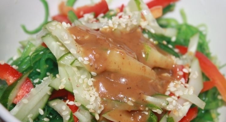 1. Этап. Салат с чукой: 3. Добавляем ореховый соус и перемешиваем. Салат готов, подаем его сразу.