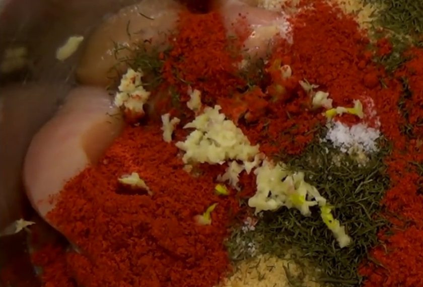 1. Этап. Мясо Мраморное: 1. Куриное филе нарежьте на длинные толстые полосы. Переместите его в миску, добавьте желатин, сушеный укроп, соль, паприку, черный перец и чеснок. Тщательно перемешайте.