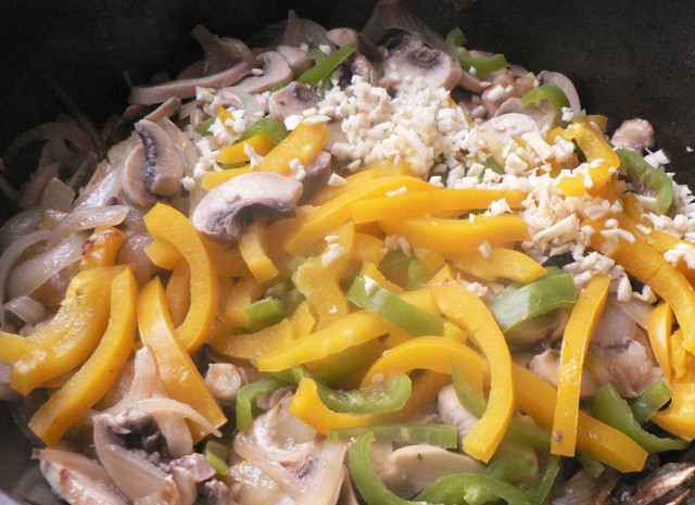 1. Этап. Тушеные грибы с овощами: 4. Обжариваем все ингредиенты, добавляем чеснок, соль и приправы. Жарим до готовности, постоянно помешивая.